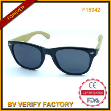 F15942 Gafas de sol de estilo clásico con brazos de bambú Natural
